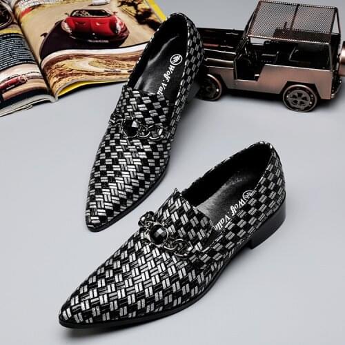 New Summer Fashion Mens Shoes Casual Personality Pointed Toe Classic Retro Leather Braided Pattern Mens Shoes