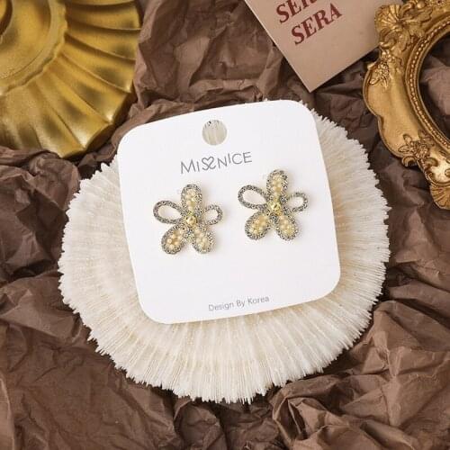 Korean Irregular Five-leaf Flower Earrings Simple Fresh and Sweet All-match Pearl Rhinestone Earrings Female Wholesale 2021