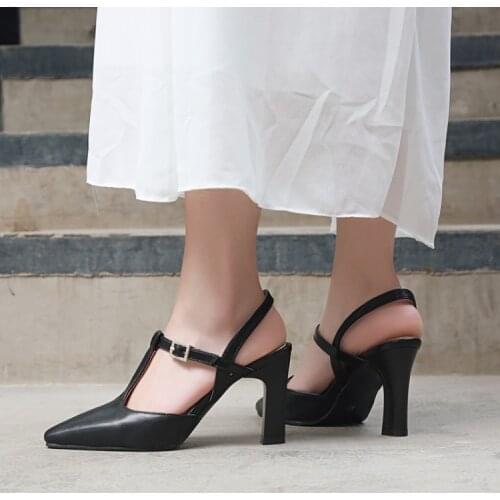 New style Baotou high heels large size T buckle with European and American style thick and retro square head womens shoes