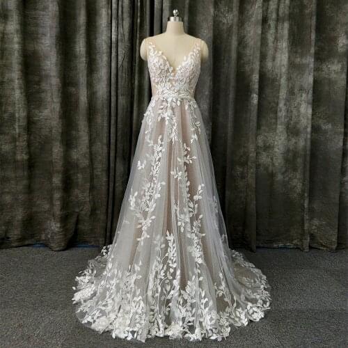 Hot Selling V Neck Open Back Leaf Lace Ivory Beach Wedding Gown Bridal Dress with Nude Lining