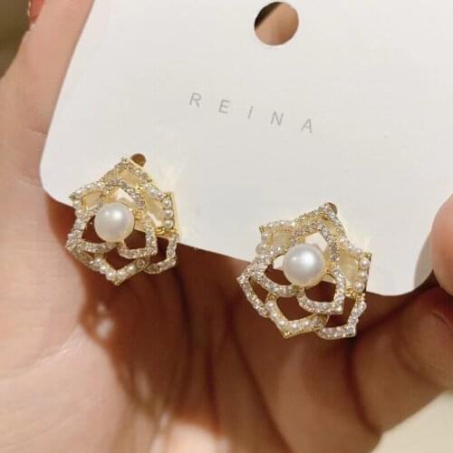 New Design 14K Gold Plated Pearl Flower Stud Earrings for Women Luxury Hollow Earrings