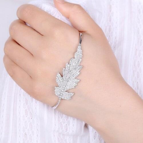 The fashionable high-end copper is encrusted with the palm bangles of the palm bangles of the palm for women