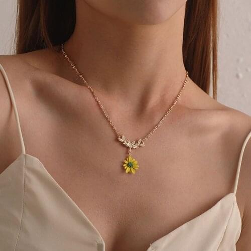 Trendy Elegant Leaf Yellow Flower Daisy Pendant Necklace for Women Simple Geometric Chains Clavicle Necklace Colar Jewelry Gift