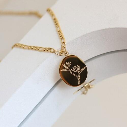 2021New Engraved Hand Drawn Lines of Strelitzia Pendant Necklace For Women Gold Plated Figaro Chain Flower Necklace Gift