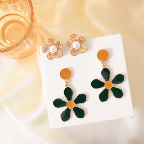 Korean Style Retro Enamel Gold Color Small Flower Clip on Earrings Simple Elegant Big Flower Pearl Ear Clips on Earring No Hole