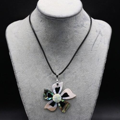 Natural Shell Pearl Necklace For Woman Flower Shape Large Size Classic Style Leather Rope 55 + 5cm Pendant 45*50mm