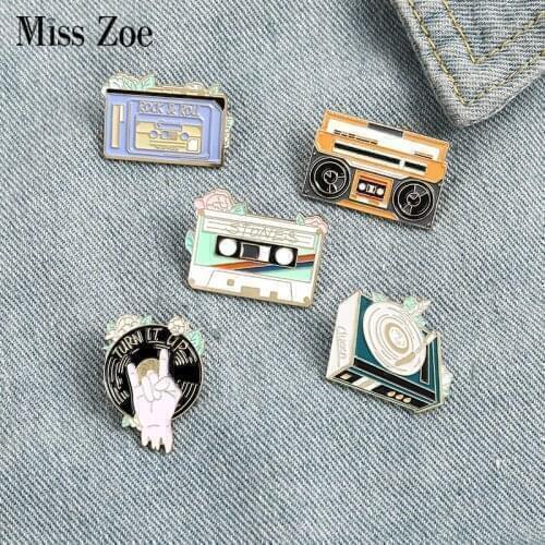 Rock Until Dead Enamel Pin Vinyl Disc Player Music Tape Cassette Brooch Bag Lapel Pin Old School Badge Jewelry Gift for Friends