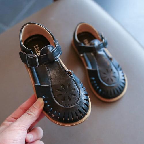Girls Sandals 2021 New Childrens Hollow Soft Sole Shoes Carved Fashion Princess Shoes Beach Shoes Hot Cut-outs Princess