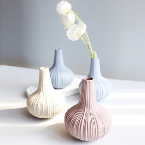 Mini Ceramic Vase Classic Small Tabletop Vase Living Room Decoration Ornaments Creative Nordic air-dried Flower Arrangement