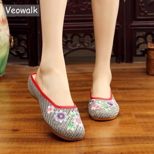 Veowalk Flower Embroidered Women Linen Cotton Flat Slippers Close Toe Summer Mules Shoes Breathable Ladies Embroidery Shoes