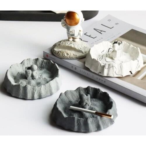 Astronaut Ashtray Creative Lunar Surface Cement Portable Ashtray Home Decoration Cigarette Accessories Gift for Boyfriend