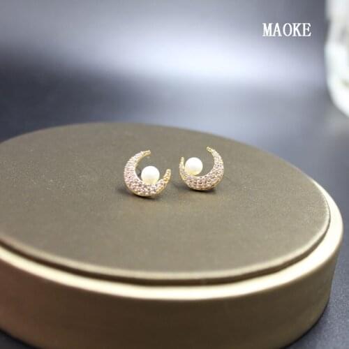 Promotions Korean Version of The Moon Earrings Temperament Elegant Pop Simple Earrings Fashion Jewelry for Womens Gifts