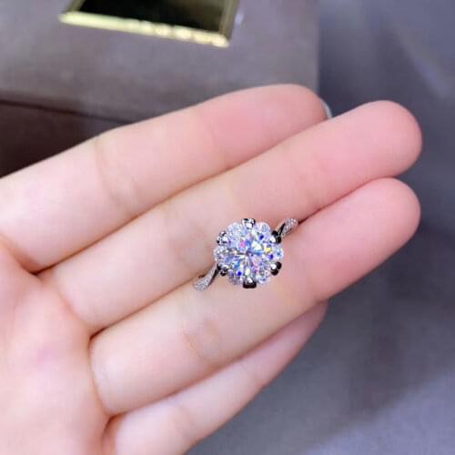 Moissanite Classic style, high density gemstones, comparable to diamonds. 1 carats. 925 real silver