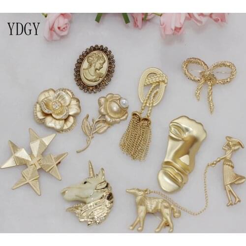 Ydgy2019 exaggerated womens Brooch color gold metal hijab pins Abstract half face Brooch masked jewelry party