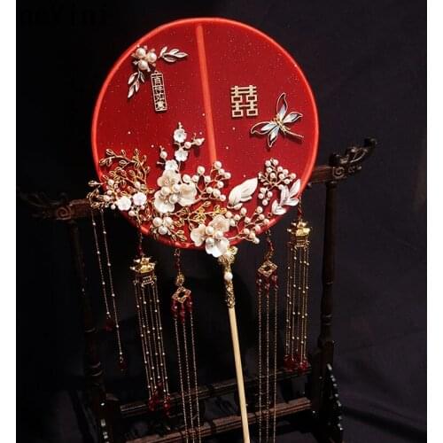 JaneVini Luxury Pearls Chinese Bridal Fan Long Tassel Handle Red Gold Beaded Ancient Bride Wedding Fan Catwalk Beauty Bouquet