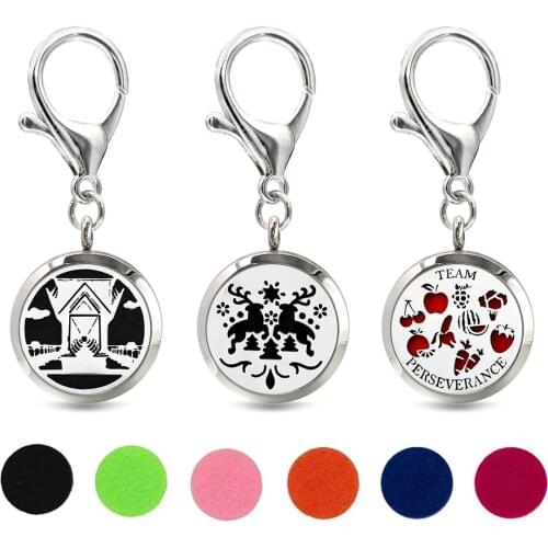 Christmas Reindeer Key Chain Essential Oil Perfume Diffuser 30mm Magnetic Locket with Lobster Clasp Key Ring 10pcs Pads Free