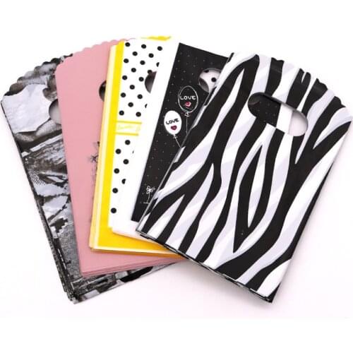 New Designs Wholesale 500pcs/lot 9*15cm Mini Plastic Boutique Candy Packing Bag Small Plastic Gift Bags With Handles