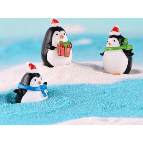 35mm X 28mm, 1 PieceResin Ornaments Decorations Multicolor Penguin Animal Christmas Gift Box Penguin With Red Blue Green Scarf
