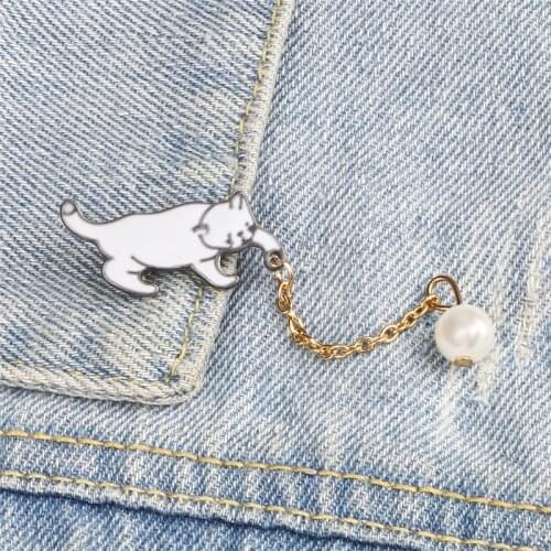 Cute Cartoon White Cat Brooches Chain Imitation Pearl Pendant Enamel Pins Jackets Lapel Badges Fashion Jewelry Gifts For Women