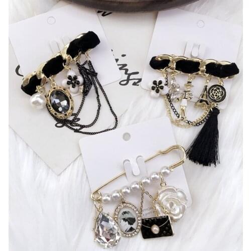 Vintage Baroque Pearl Crytal Fabric Pin Brooches Flower High Heels Bag Pendant Chain Tassel Brooch For Women Jewelry Gifts