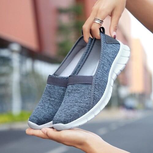 Soft lighted mother shoes woman 2021 new comfortable walking sneakers women shoes flat bottom elderly casual shoes plus size