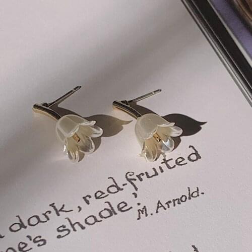 Vintage Elegant Small Fresh Simple White Flower Earrings Womens Gold Earrings