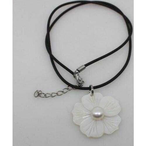 Free shipping Beautiful Natural White Freshwater Mother Of Pearl Shell Flower Pendant Necklace