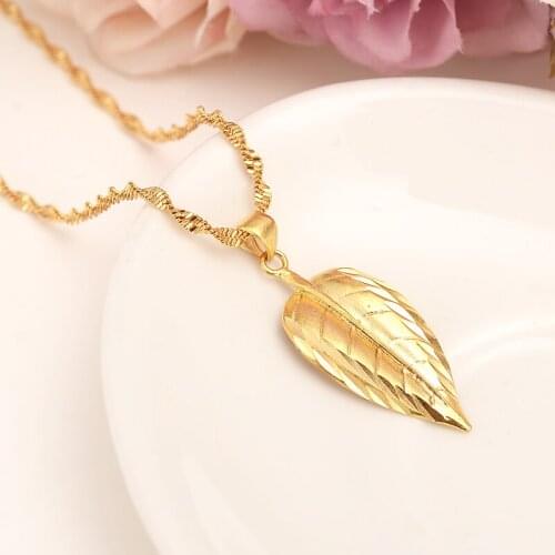Gold Necklace with leaf Pendant Women/Men Loverss Jewelry Valentines Gift Sweater chain Romanti Fancy Accessories charms Bijoux