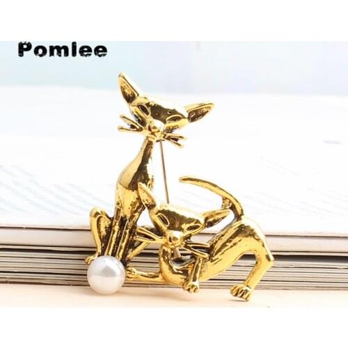 Pomlee New Two Cats Playing Ball Brooches for Women Cartoon Cute Animal Pearl Brooch Pins Fashion Party Jewelry Gift For Kids