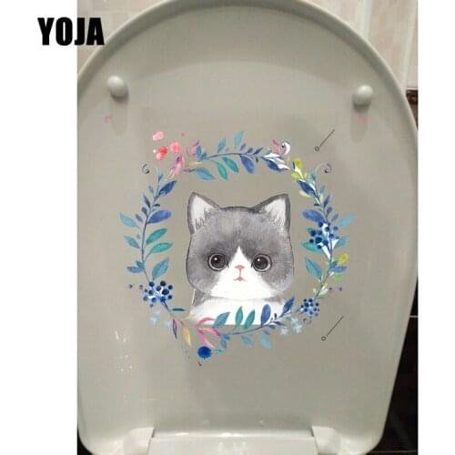 YOJA 22.7*21.7CM Kitten In A Garland Animal Toilet Seat Stickers Bedroom Wall Decoration Decal T1-0088
