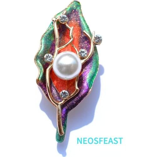 Elegant Rhinestone Leaf Brooches For Women Gold Color Painted Pearl Pin Ladies Party Gifts Corsage Coat Garment Fashion Jewelry