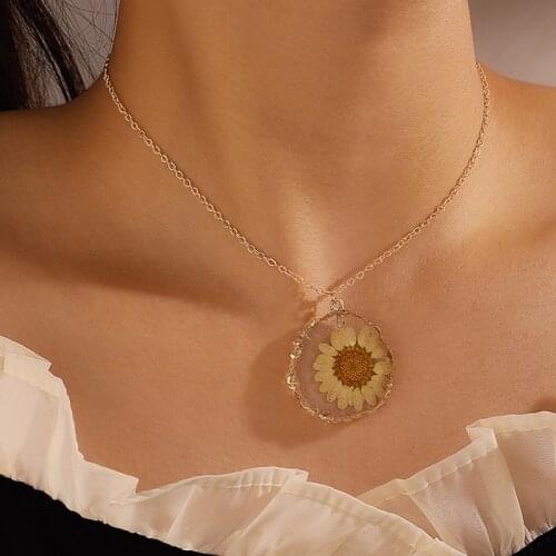 HuaTang Boho Transparent Stone Daisy Pendant Nekclace for Women Sunflower Charming Clavicle Chain Lady Party Jewelry on the Neck
