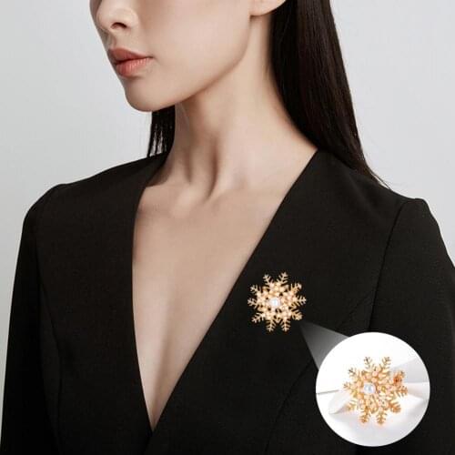 Popular New Fashion Women Faux Pearls Decor Snowflake Circle Shaped Golden Metal Color Boutique Garment Wedding Brooch Pin