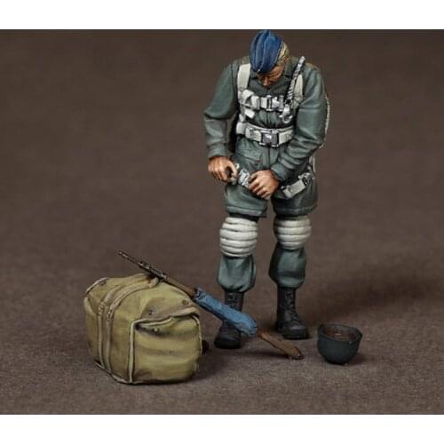 1/35 Fallschirmjager at the airfield, Resin Model Soldier GK, WWII military theme, Unassembled and unpainted kit