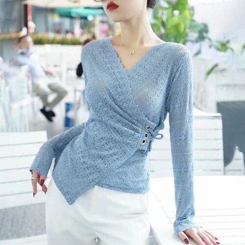 French high-end V-neck lace blouse western style top 2021 spring and summer new design feeling show thin base coat
