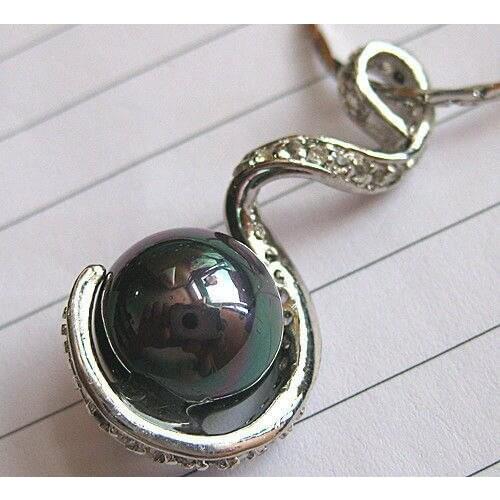 Worderful women black shell Crystal Pendant Necklace