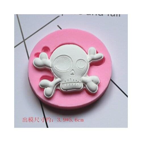 P696 Halloween skull mould aromatherapy plaster cast chocolate flip mold