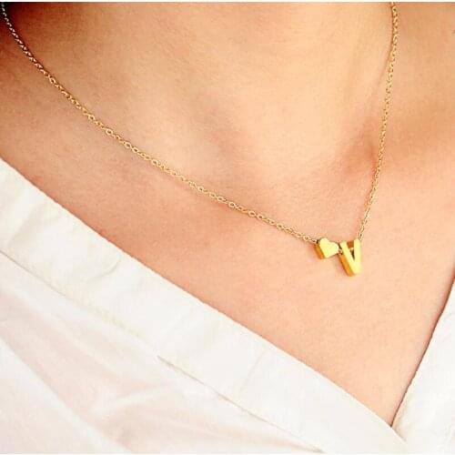 Hfarich V Name Pendant Necklace with Letter Gold Chocker Neckalce Women 26 Letters &Heart Pendant Necklace Grandma Gifts