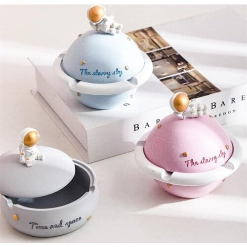Creative Astronaut Ashtray Resin Smoking Accessories Living Room Coffee Table Desktop Home Decoration Ashtray Ornaments Gift