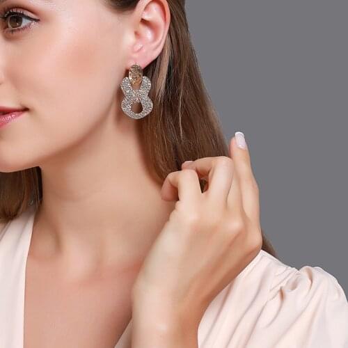 Retro Geometric Hollow Figure 8 Earring Exaggerated Flashing Metal Stud Earrings for Women 2021 New Fashion Drop Earrings