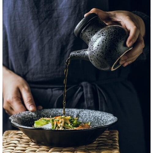 Japanese Cuisine Ceramic Oil Bottle Oil Jar Kitchen Oil Can with Lid Small Soy Sauce Seasoning Sesame Oil Bottle Oil Jug