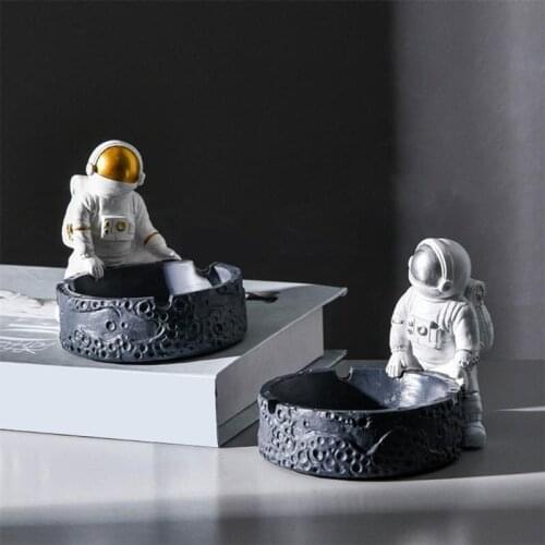 Resin Cartoon Astronaut Ashtray Household Anti Fly Ash Astronaut Cigar Ashtray Decorative Smoking Accessories