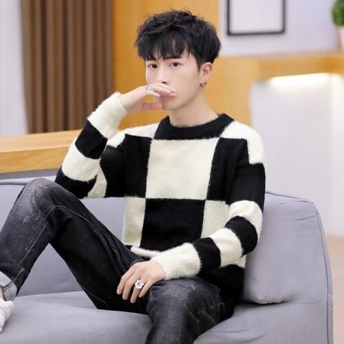 2020 Korean version of the new hot-selling mens large plaid knitted sweater to keep warm and slim fashion mens clothing