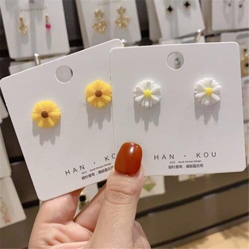 Elegant daisy flower fresh girl summer earrings female Korean personality ear stud silver needle simple wild earrings