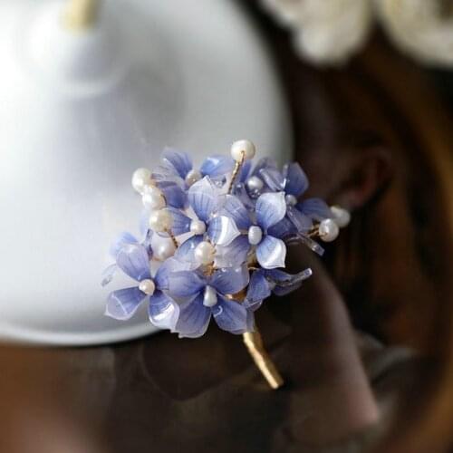 Direct sale trendy women costume jewelry natural pearl handmade flower sweater brooches lady jewelry accessries