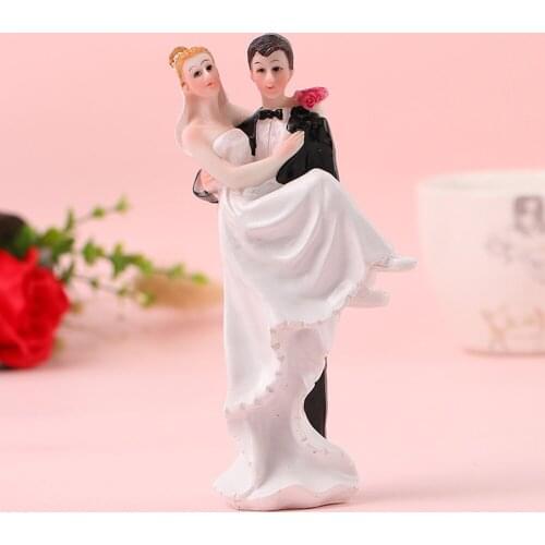 Bolafynia Groom embraces the bride Cake Doll Resin Decoration Valentines Day Gift Cake Top Decoration wedding gift toy