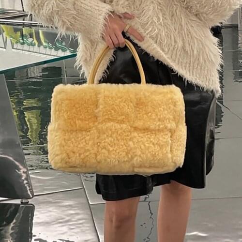 Lambswool lady hand bags warm plush big female purses 2022 luxury faux fur woven large tote designer women handbags