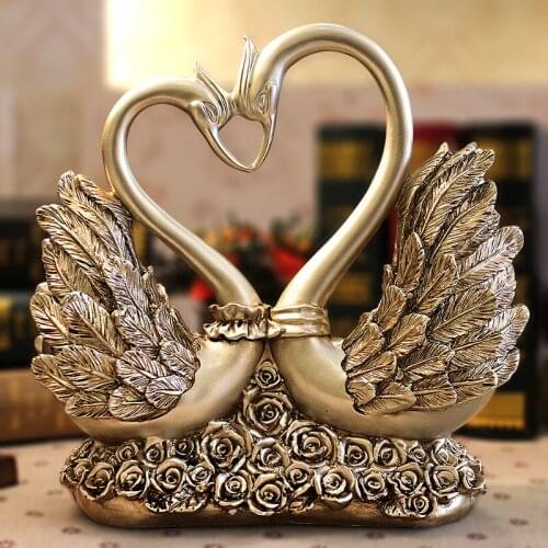 European Retro Style Home Decorations Vivid Heart-shaped Swans Romantic Wedding Resin Craft Sweet Kissing Swans Luxury Figurines