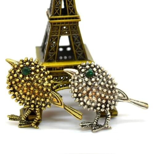 The delicate and lovely white chicks brooch pin with a small all-match men and women 3.4cm*2.3cm