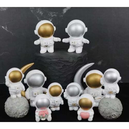 Resin Space Astronaut Ornaments Modern Home Bookcase Desktop Decoration Creative Birthday Gift Spaceman Sculpture Statue Model
